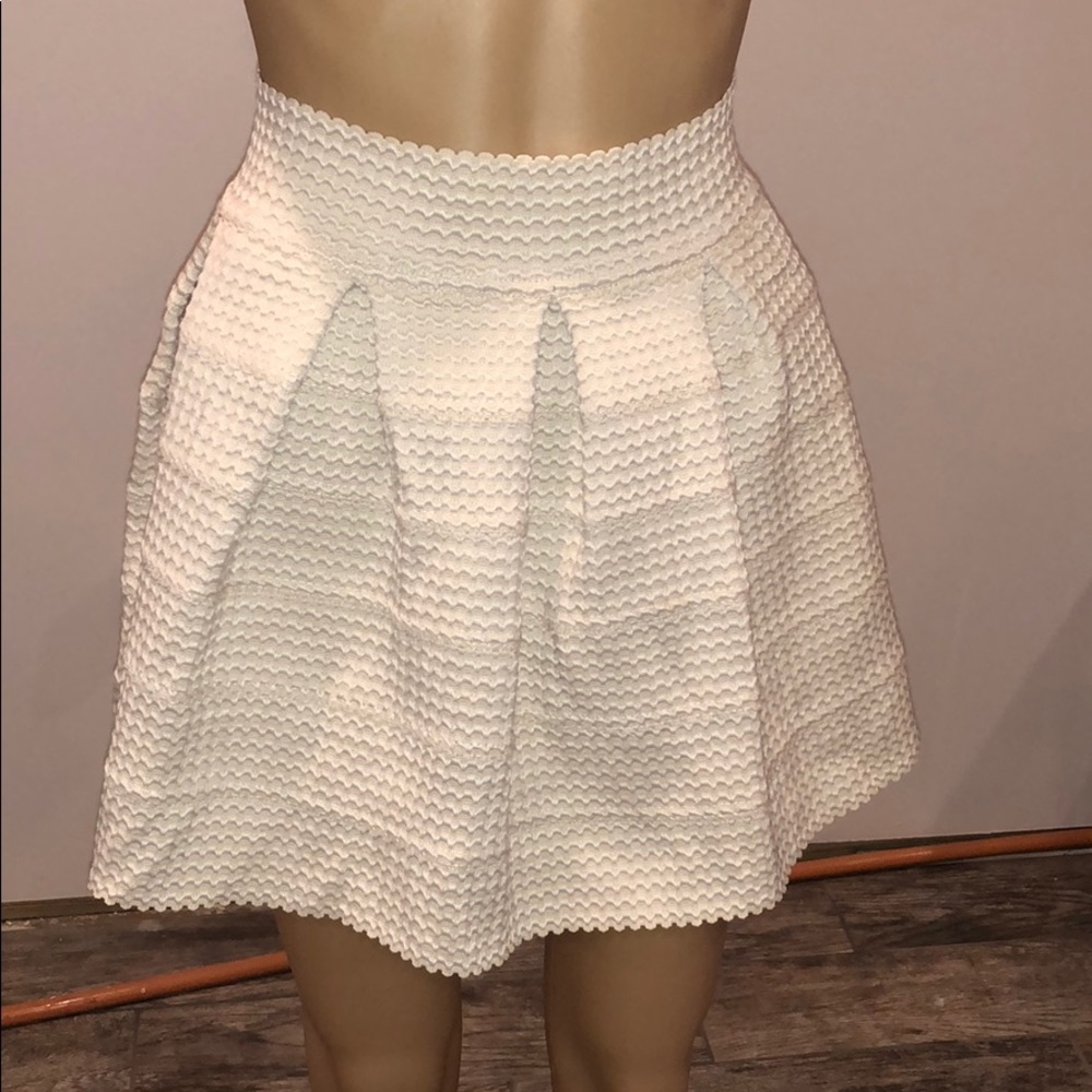 SOLD 🚫L’ATISTE BY AMY OFF WHITE PLEADED SKIRT SIZE SMALL